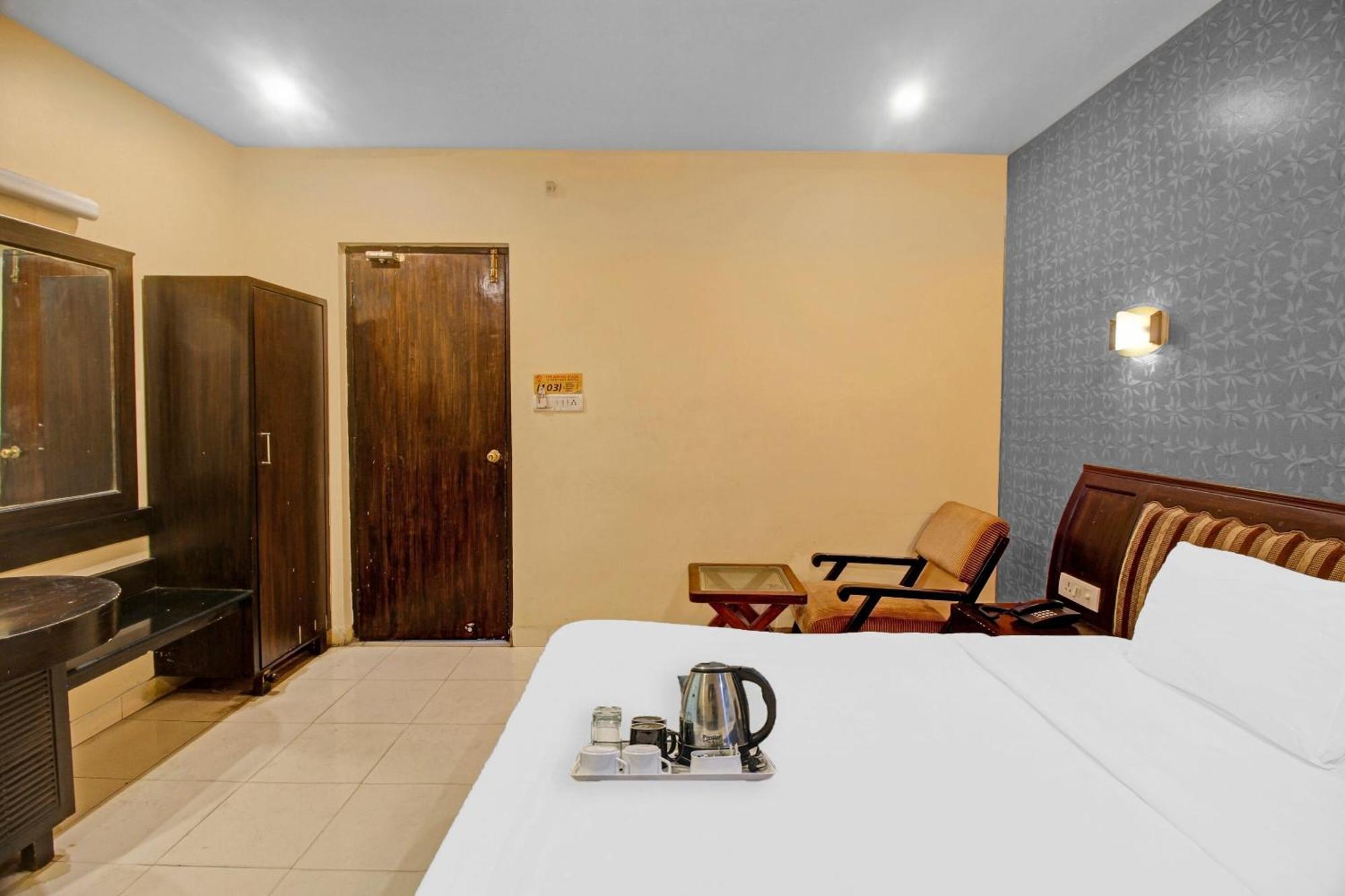 Townhouse The Grand Plaza Hotel Hyderabad Exterior photo